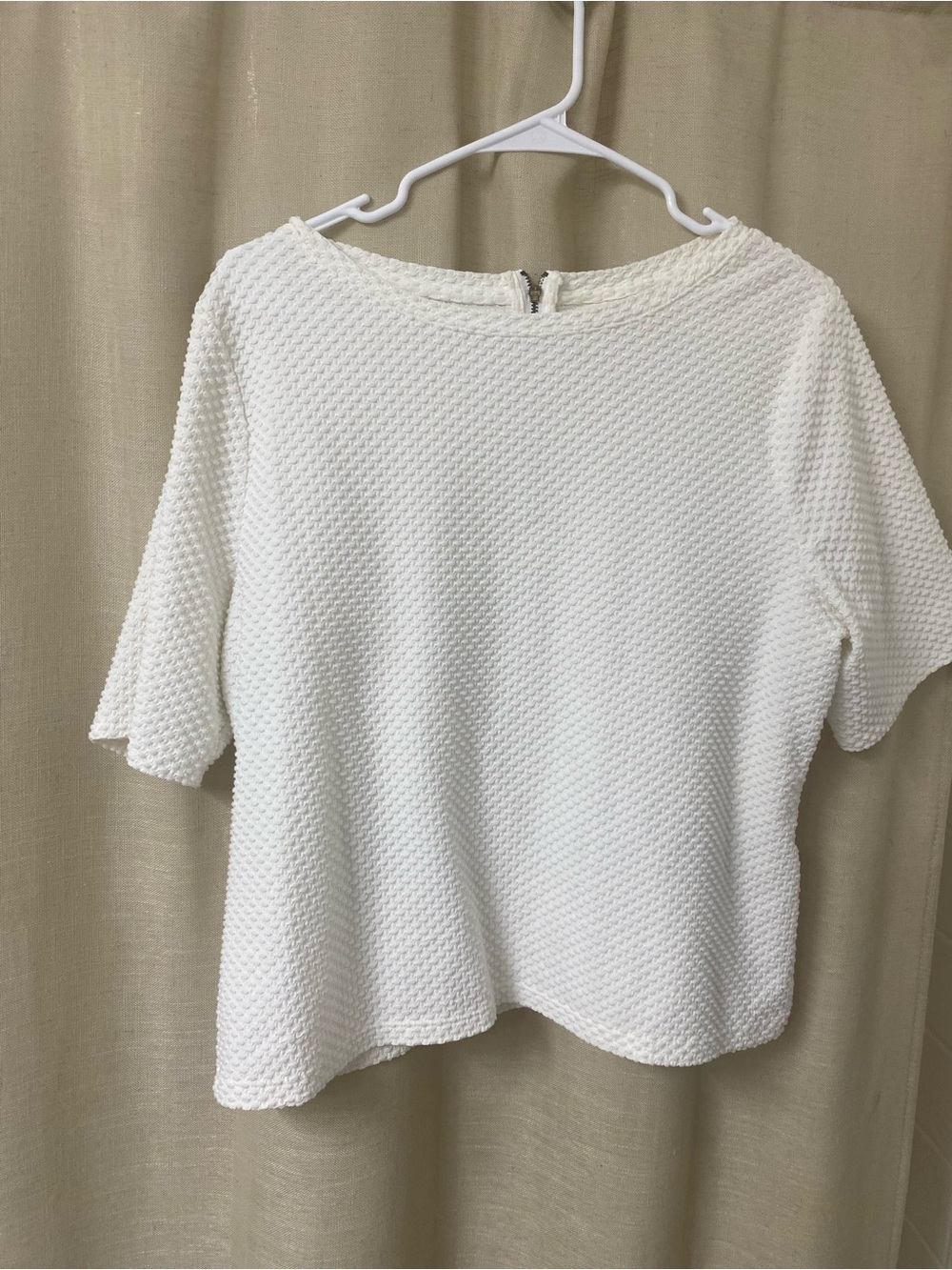 Chico's White Textured Short-Sleeve Knit Top with zipper accent back
